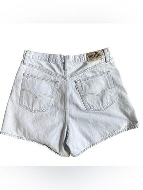 Woman’s Levi's Silver Tab High Waisted Mom Shorts Size 32 Light Denim